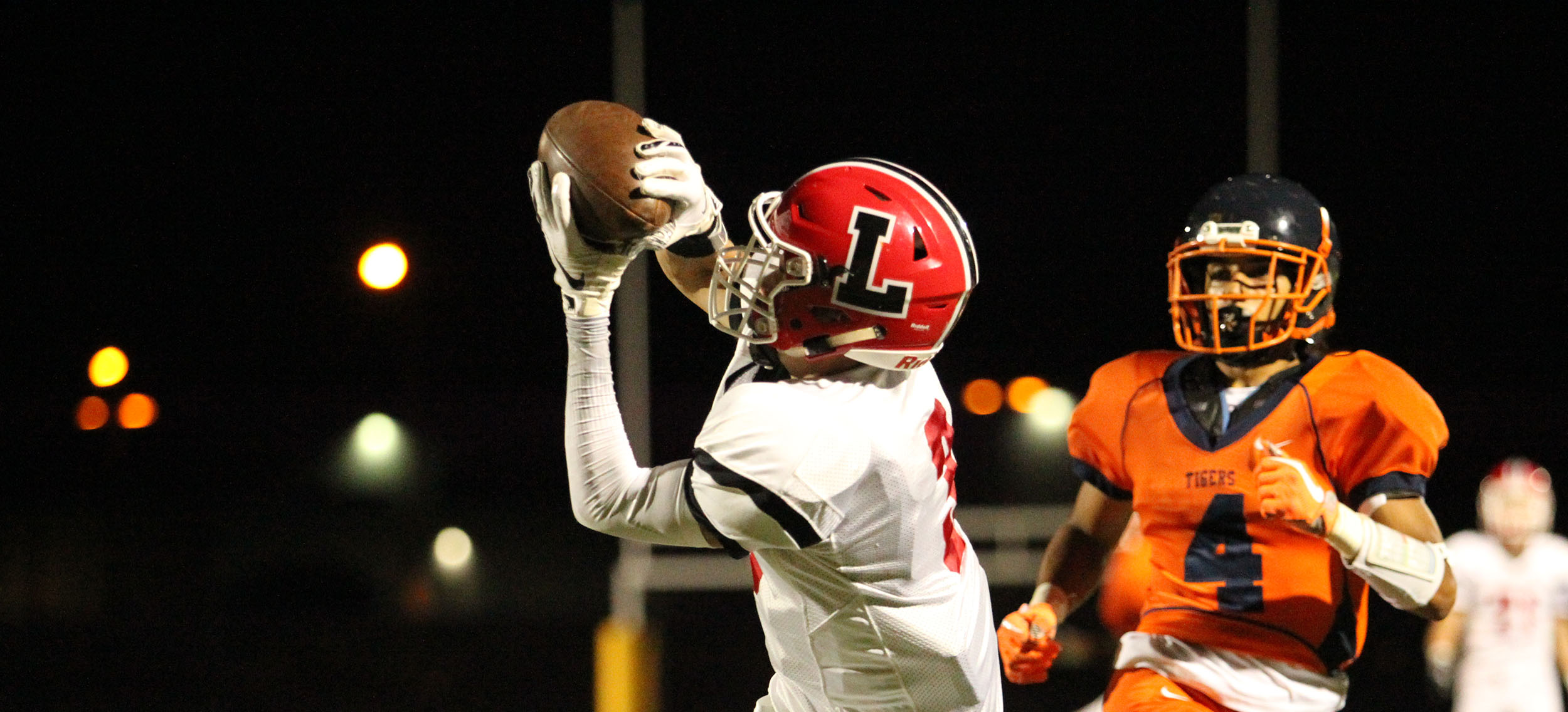 Davis making the catch against Bennett