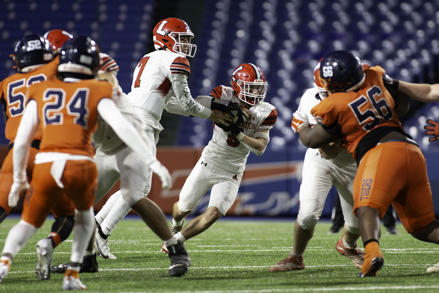 QB handing the ball of to the RB